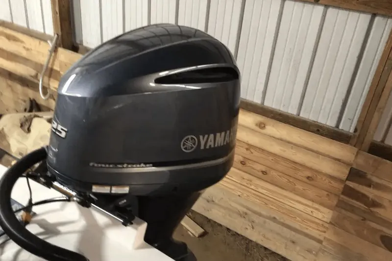 Slide: The Image of Parker Marine 2320 SL Sport Cabin 2021 - 48