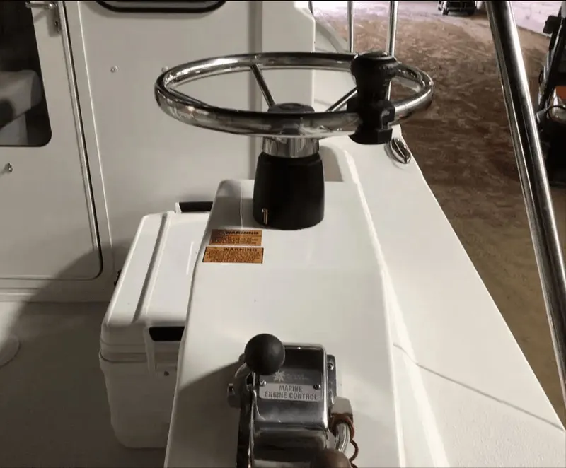 Slide: The Image of Parker Marine 2320 SL Sport Cabin 2021 - 6