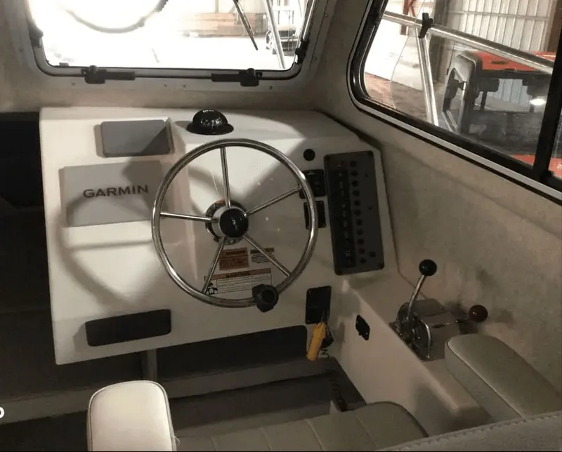Slide: The Image of Parker Marine 2320 SL Sport Cabin 2021 - 9