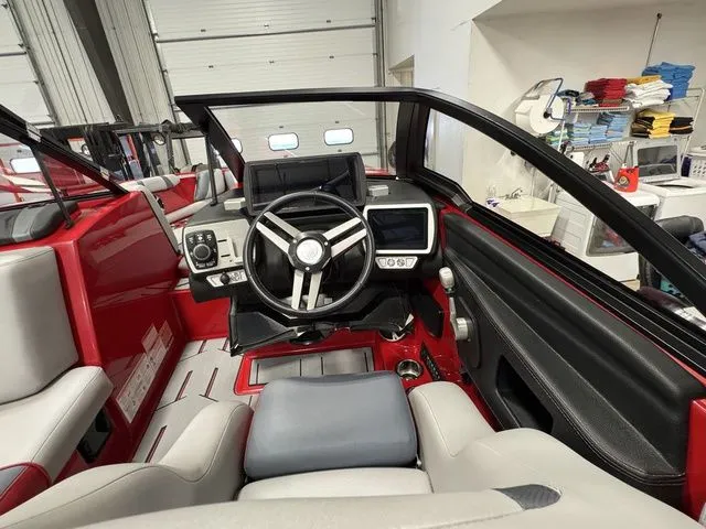 Slide: The Image of Malibu Wakesetter 21 VLX 2017 - 15