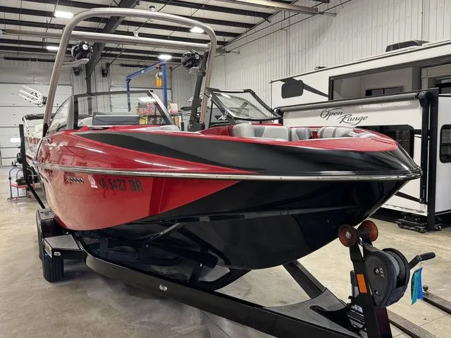 Slide: The Image of Malibu Wakesetter 21 VLX 2017 - 2