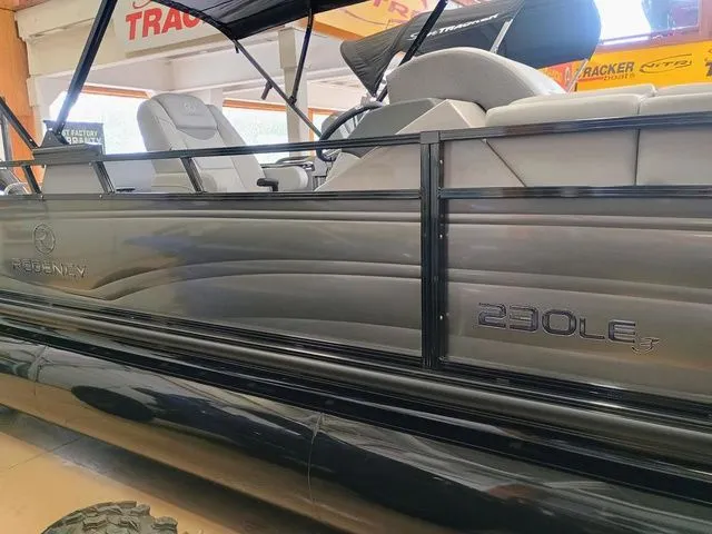 Slide: The Image of Regency 230 LE3 Sport 2025 - 7