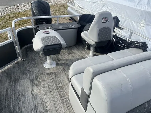 Slide: The Image of Ranger Pontoon RP220F 2024 - 27