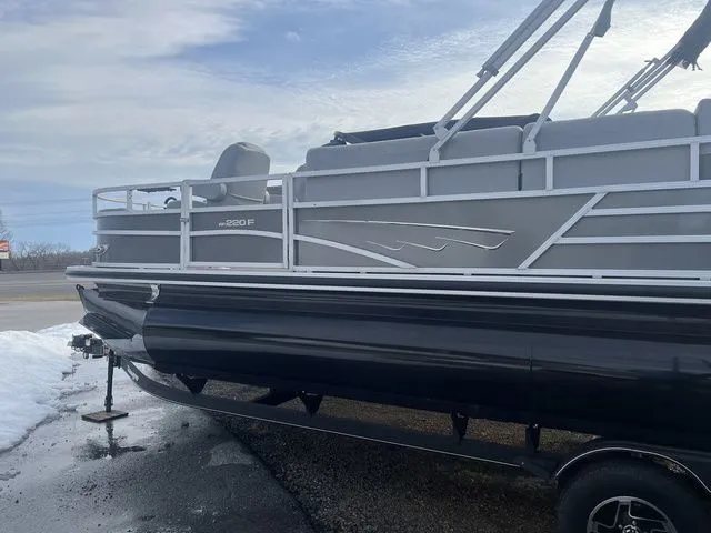 Slide: The Image of Ranger Pontoon RP220F 2024 - 37