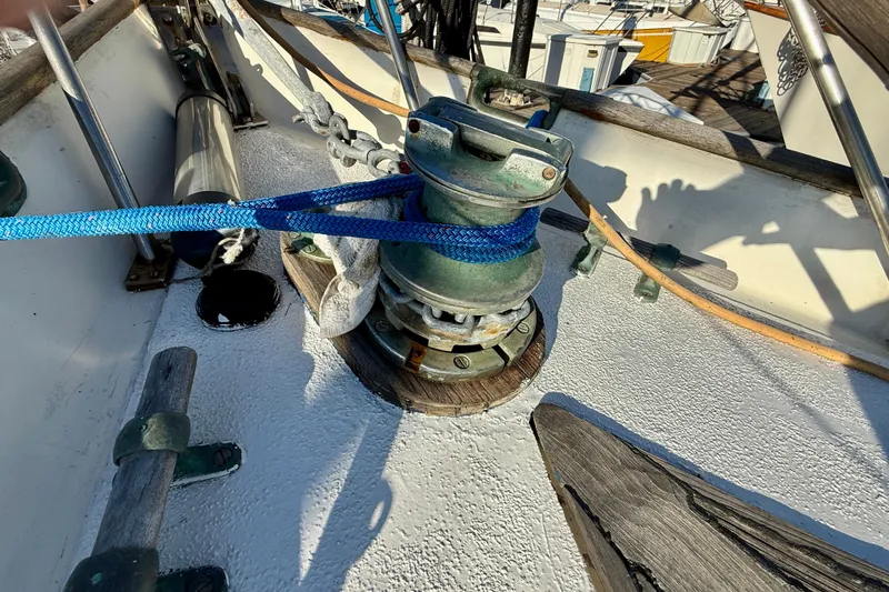Slide: The Image of Deck of 1981 Mariner Mayflower sailboat with winch and blue rope. - 10