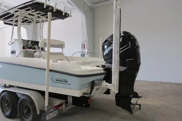 Slide: The Image of Boston Whaler 240 Dauntless 2014 - 4