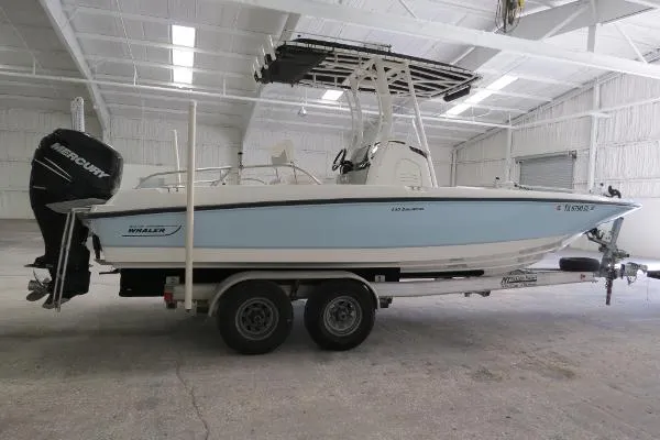 Slide: The Image of Boston Whaler 240 Dauntless 2014 - 9