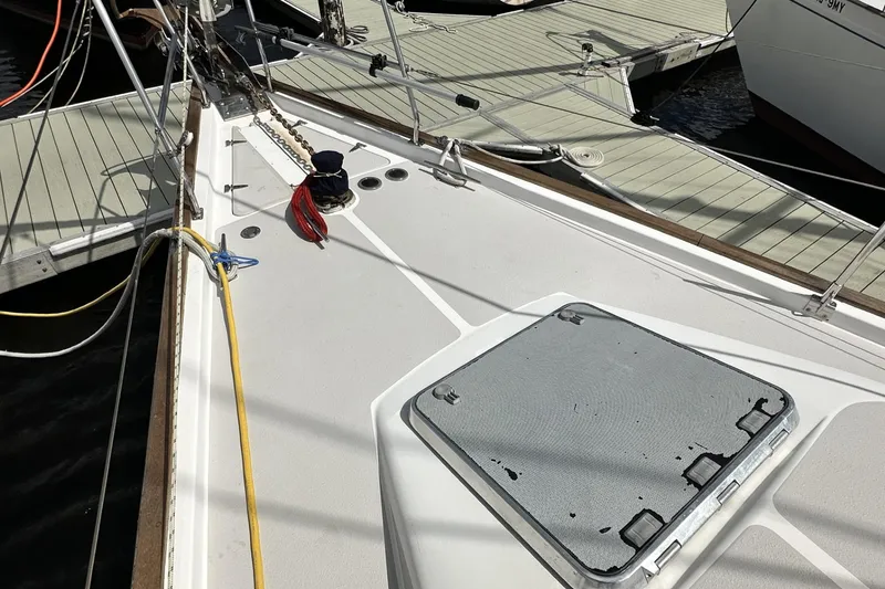 Slide: The Image of Deck of 2005 Catalina Morgan 440 sailboat docked at marina. - 61