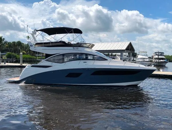 Slide: The Image of Sea Ray Fly 400 2018 - 7