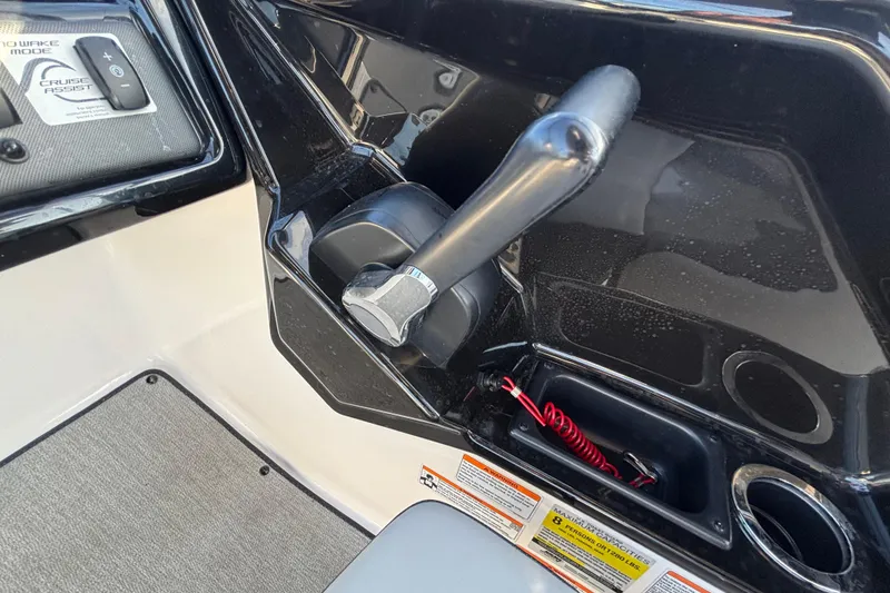 Slide: The Image of 2022 Yamaha Boats SX195 throttle control and dashboard details. - 34