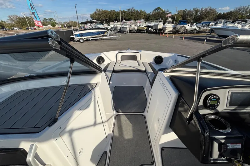 Slide: The Image of 2022 Yamaha Boats SX195 interior with open cockpit and dashboard view. - 38
