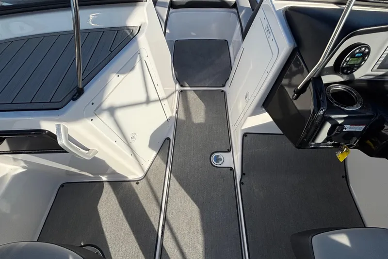 Slide: The Image of 2022 Yamaha Boats SX195 interior with sleek design and modern dashboard features. - 39