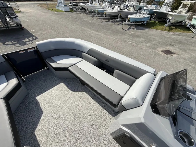 Slide: The Image of Veranda Vista View Series 22RC TRITOON 2026 - 11