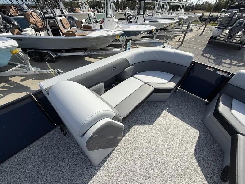 Slide: The Image of Veranda Vista View Series 22RC TRITOON 2026 - 12