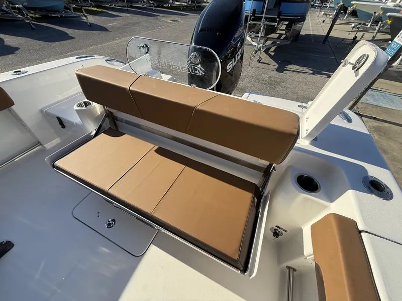 Slide: The Image of Sea Pro 242 242 DLX 2026 - 16