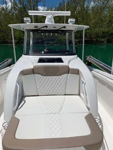 Slide: The Image of Edgewater 370 CC 2018 - 5