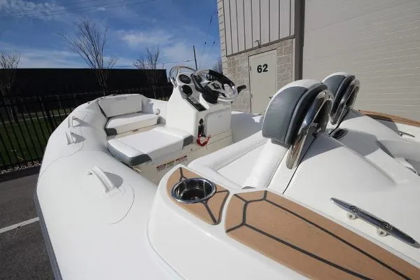 Slide: The Image of Zodiac Yachtline 360 DL NEO 40hp In Stock 2020 - 7