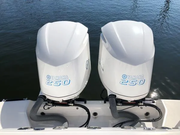 Slide: The Image of Everglades 255 Center Console 2017 - 10