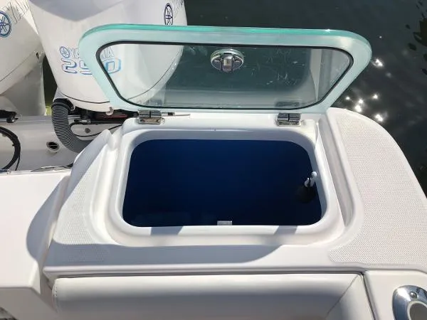 Slide: The Image of Everglades 255 Center Console 2017 - 11