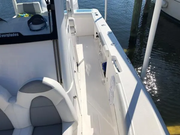 Slide: The Image of Everglades 255 Center Console 2017 - 5