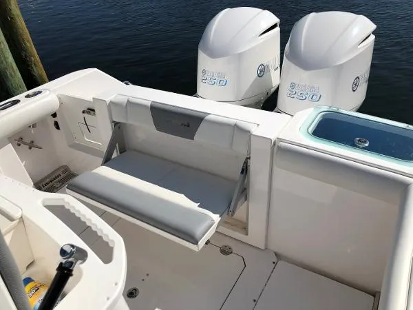 Slide: The Image of Everglades 255 Center Console 2017 - 8