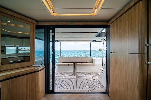 Slide: The Image of Absolute NAVETTA 52 2017 - 10