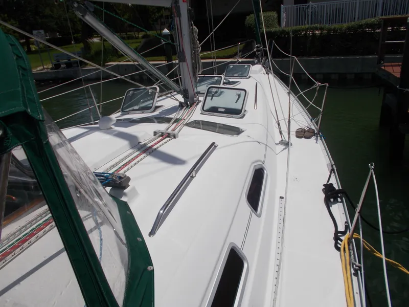 Slide: The Image of Beneteau 393 2002 - 5