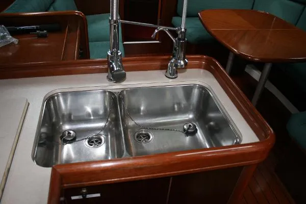 Slide: The Image of Beneteau 381 1999 - 10