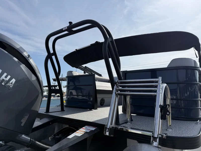 Slide: The Image of Veranda Vista View Series 22RC-TRITOON-150HP 2026 - 8