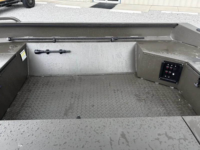 Slide: The Image of Edge Boats HSPD Series 1656DB 2026 - 6