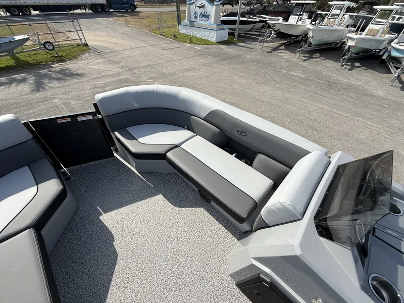 Slide: The Image of Veranda Vista View Series 20RC TRITOON 2026 - 12