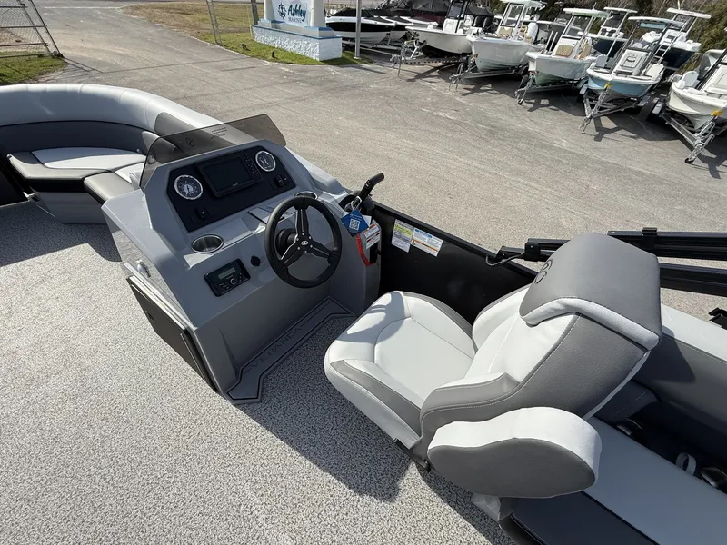 Slide: The Image of Veranda Vista View Series 20RC TRITOON 2026 - 5