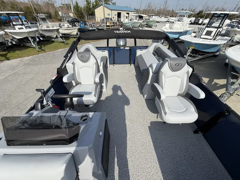 Slide: The Image of Veranda Vista View Series 22RC-TRITOON-150HP 2026 - 6