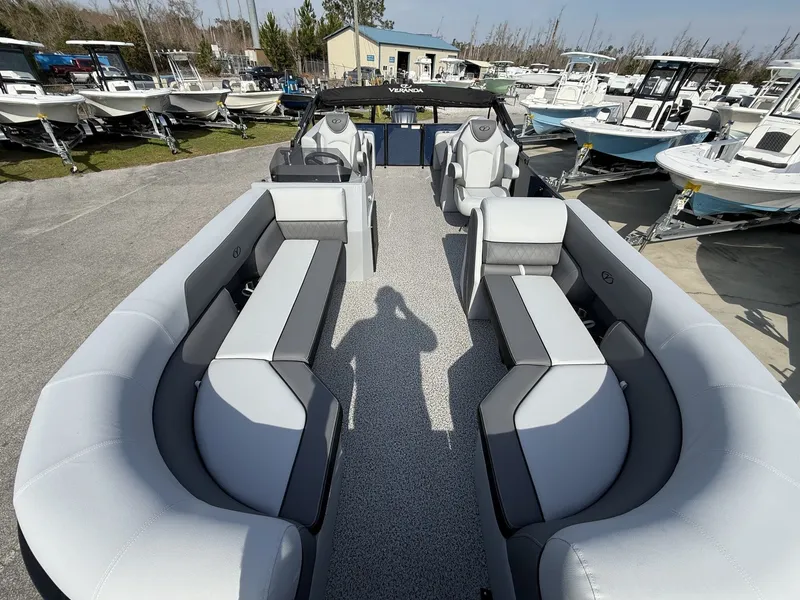 Slide: The Image of Veranda Vista View Series 22RC TRITOON 2026 - 7