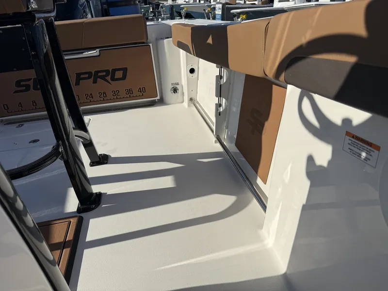 Slide: The Image of Sea Pro 242 242 DLX 2026 - 9