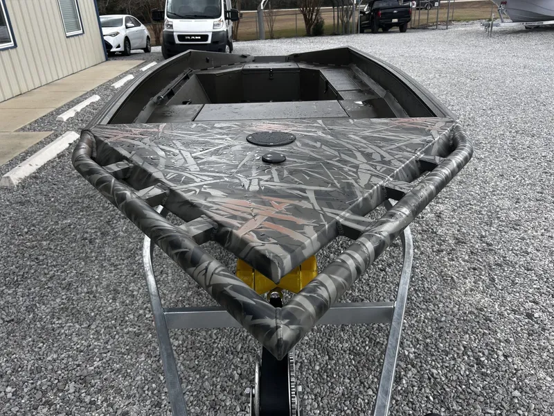 Slide: The Image of Edge Boats HSPD Series 1756DB 2026 - 6