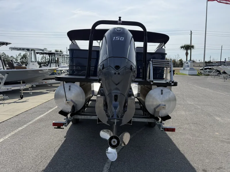 Slide: The Image of Veranda Vista View Series 22RC TRITOON 2026 - 3