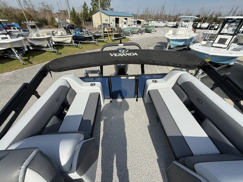 Slide: The Image of Veranda Vista View Series 22RC TRITOON 2026 - 5