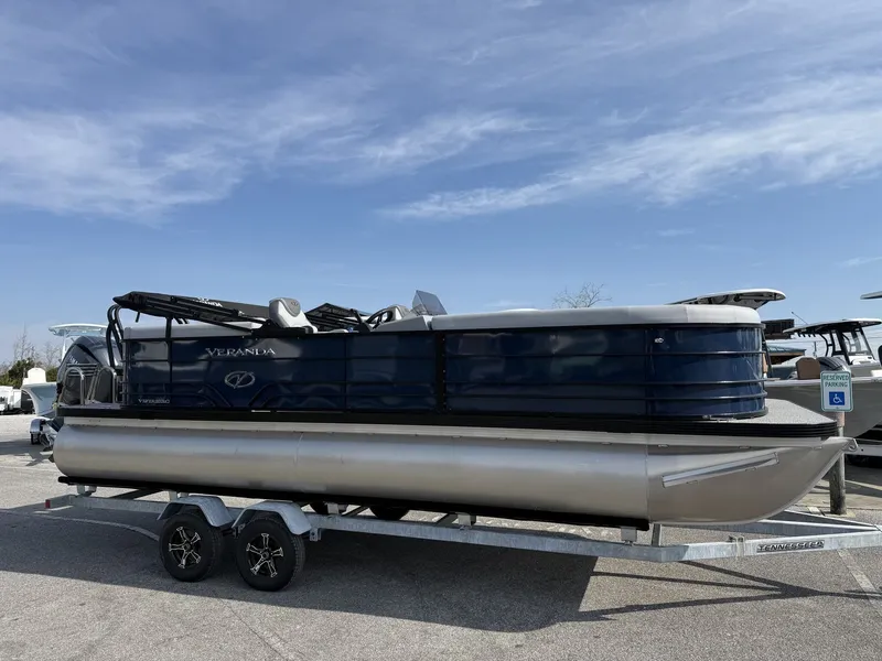 The Image of Veranda Vista View Series 22RC-TRITOON-150HP 2026 - 1