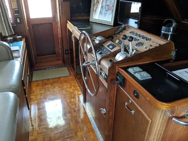 Slide: The Image of Hatteras 63 Cockpit Motoryacht 1987 - 10