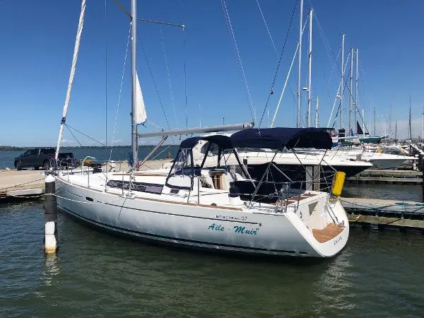 Slide: The Image of Beneteau Oceanis 37 2010 - 0
