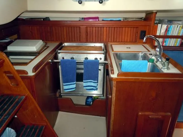 Slide: The Image of Island Packet Sloop 1986 - 7