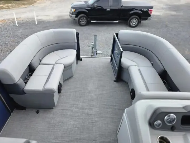 Slide: The Image of Bentley Pontoons LE 160 CR 2025 - 10