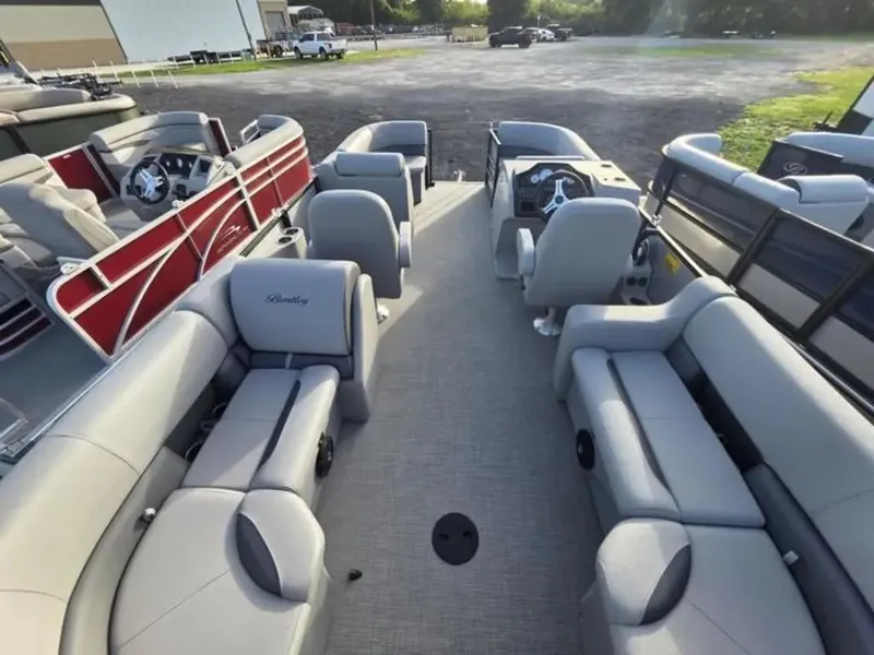 Slide: The Image of Bentley Pontoons Legacy 200 Navigator 2025 - 15