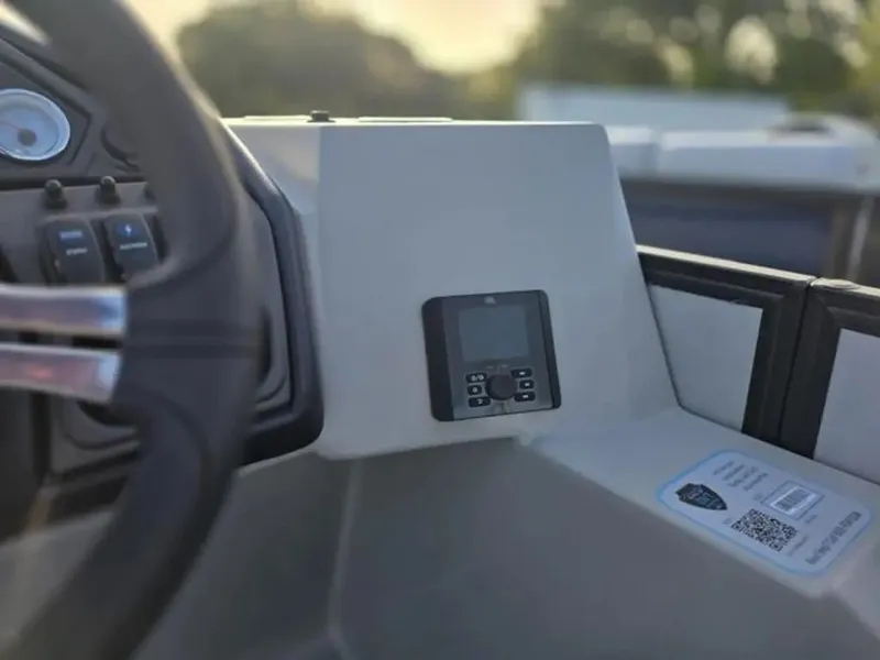 Slide: The Image of Bentley Pontoons Legacy 200 Navigator 2025 - 18