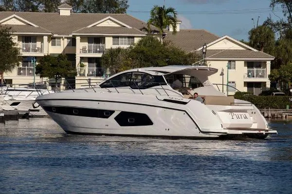 Slide: The Image of Azimut 43 Atlantis 2017 - 5