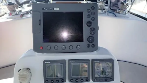 Slide: The Image of Hunter 380 2000 - 7