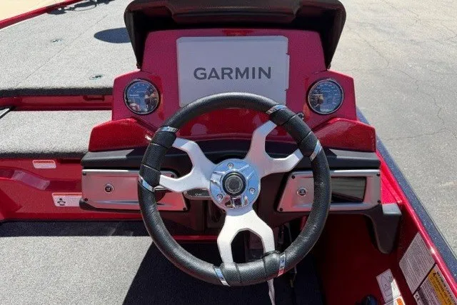 Slide: The Image of Steering wheel and Garmin display on 2026 Nitro Z20 XL Pro boat. - 6