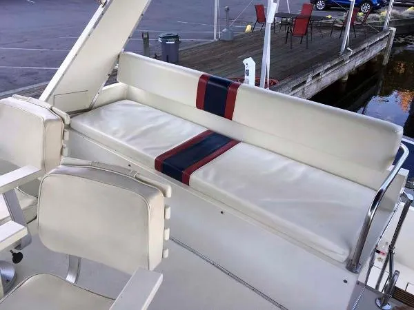 Slide: The Image of Tollycraft 30 Sport Cruiser 1988 - 7