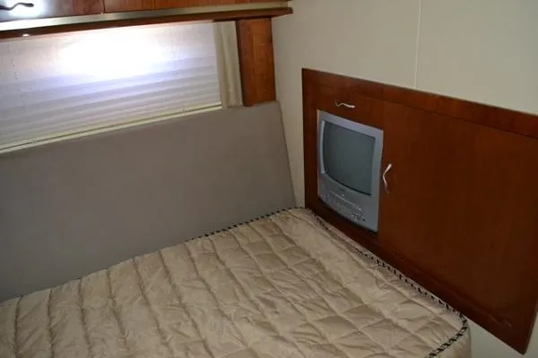 Slide: The Image of Sea Ray 550 Sedan Bridge 2005 - 9